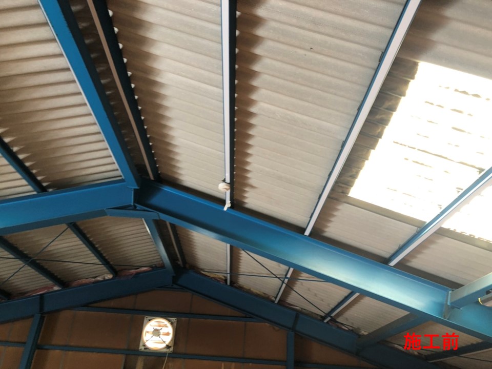 学童施設のスレート屋根下と天窓に施工で快適！