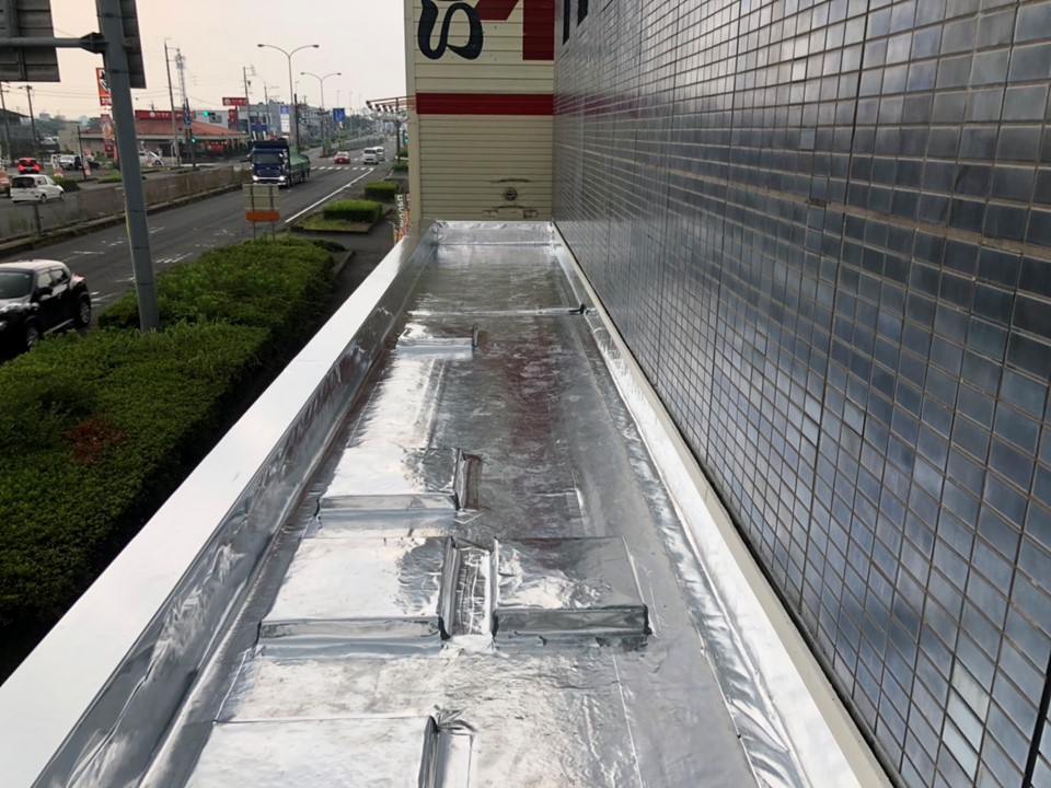 信用金庫店舗で暑さ対策<br>サーモバリア・トップ＋スカイ工法