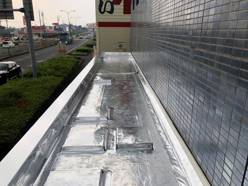 信用金庫店舗で雨漏り対策<br>サーモバリア・トップ＋スカイ工法