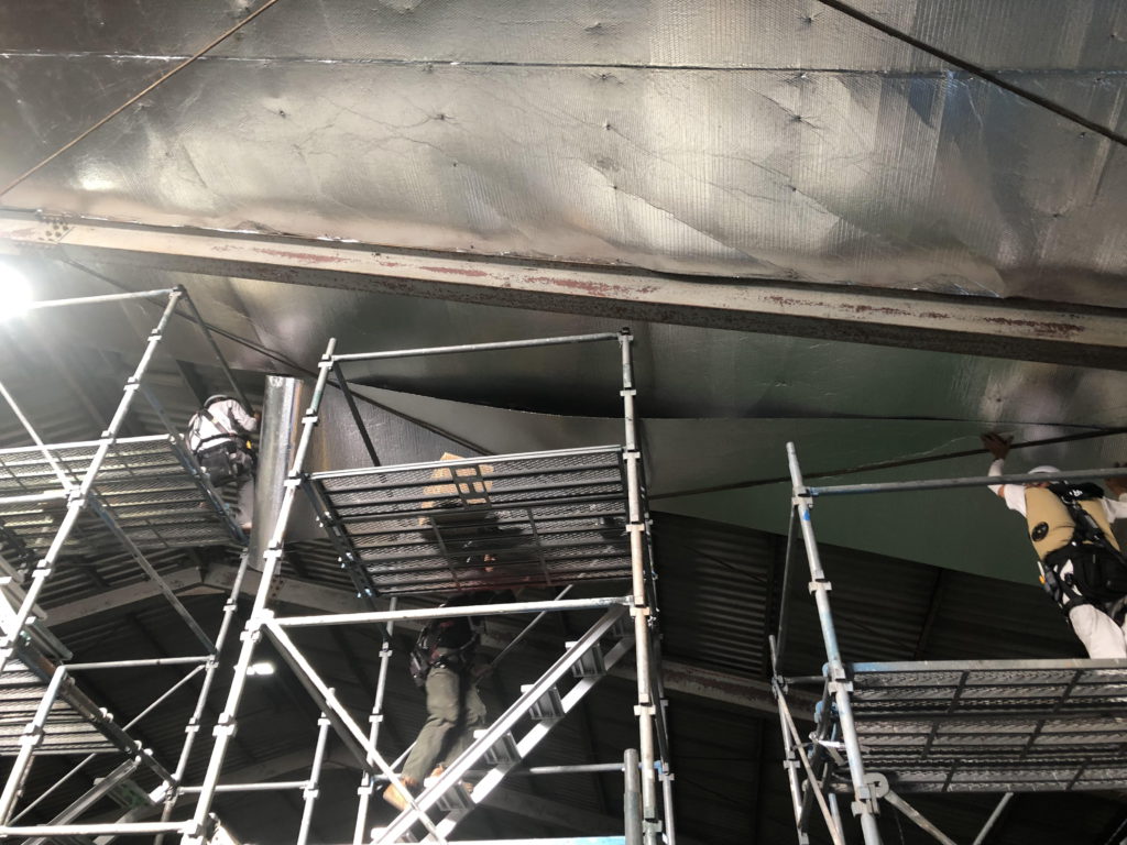 遮熱シート「サーモバリア」を屋根下に施工