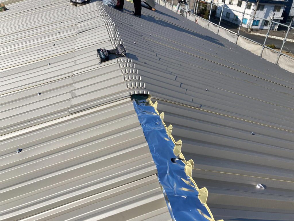 カバー工法の屋根と既存屋根の間に<br>サーモバリアフィット