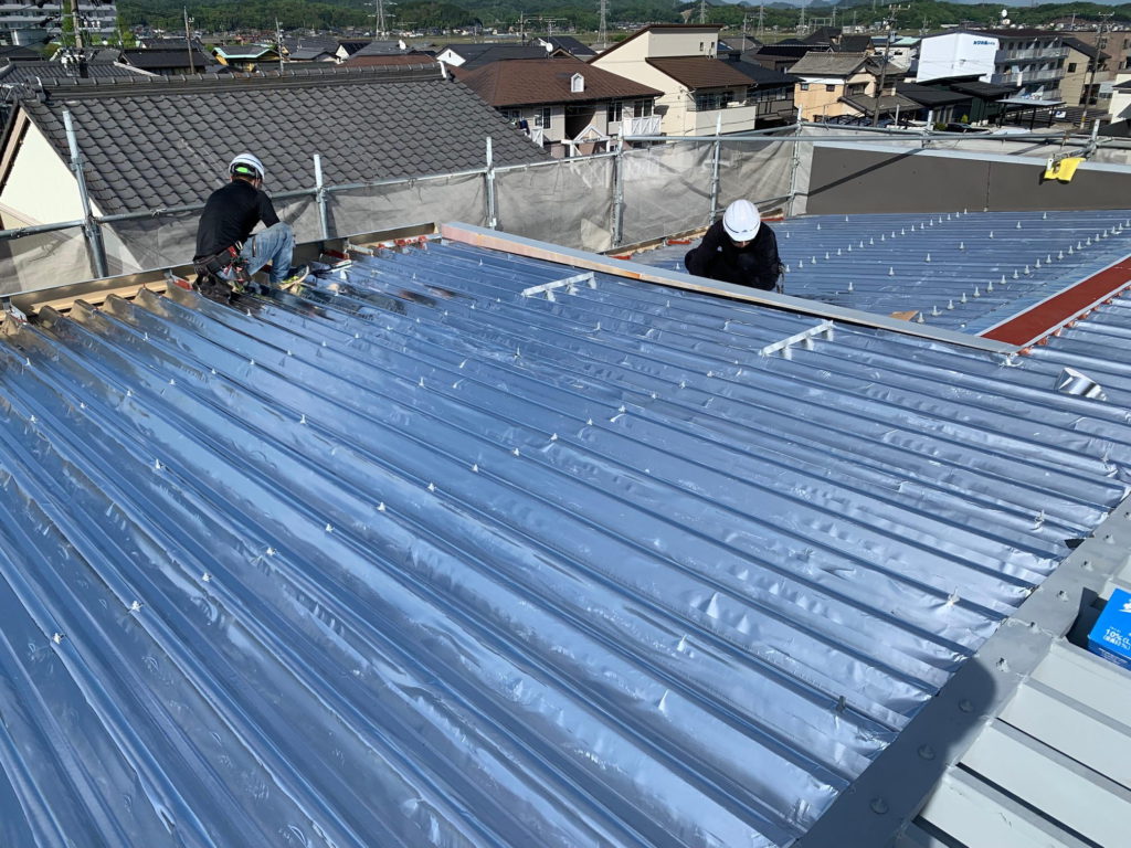 夏の暑さ対策、屋根の保護、電気代削減の為導入