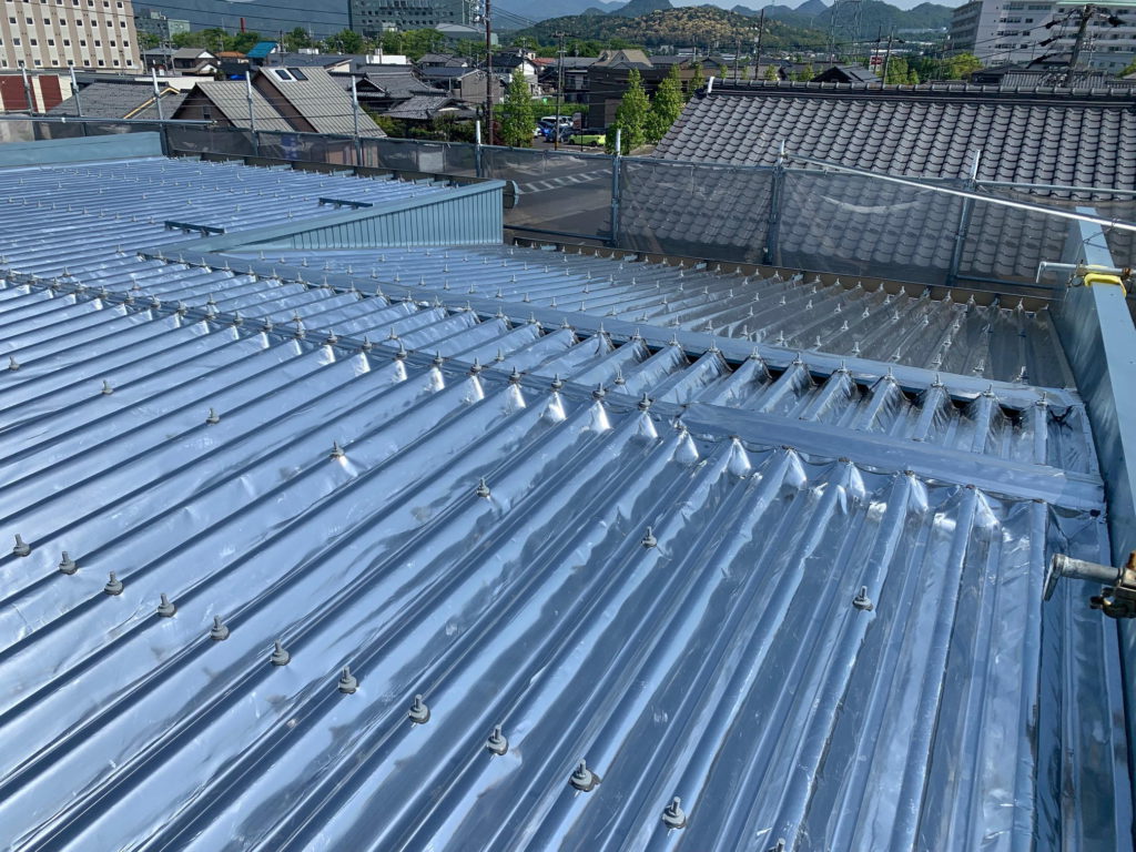 夏の暑さ対策、屋根の保護、電気代削減の為導入
