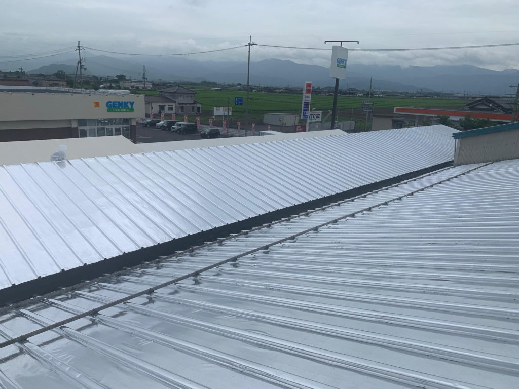 暑さ対策、電気代削減の為<br>折板屋根に遮熱工事