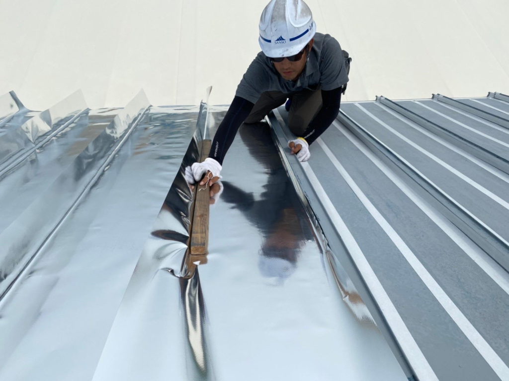暑さ対策、電気代削減の為<br>折板屋根に遮熱工事