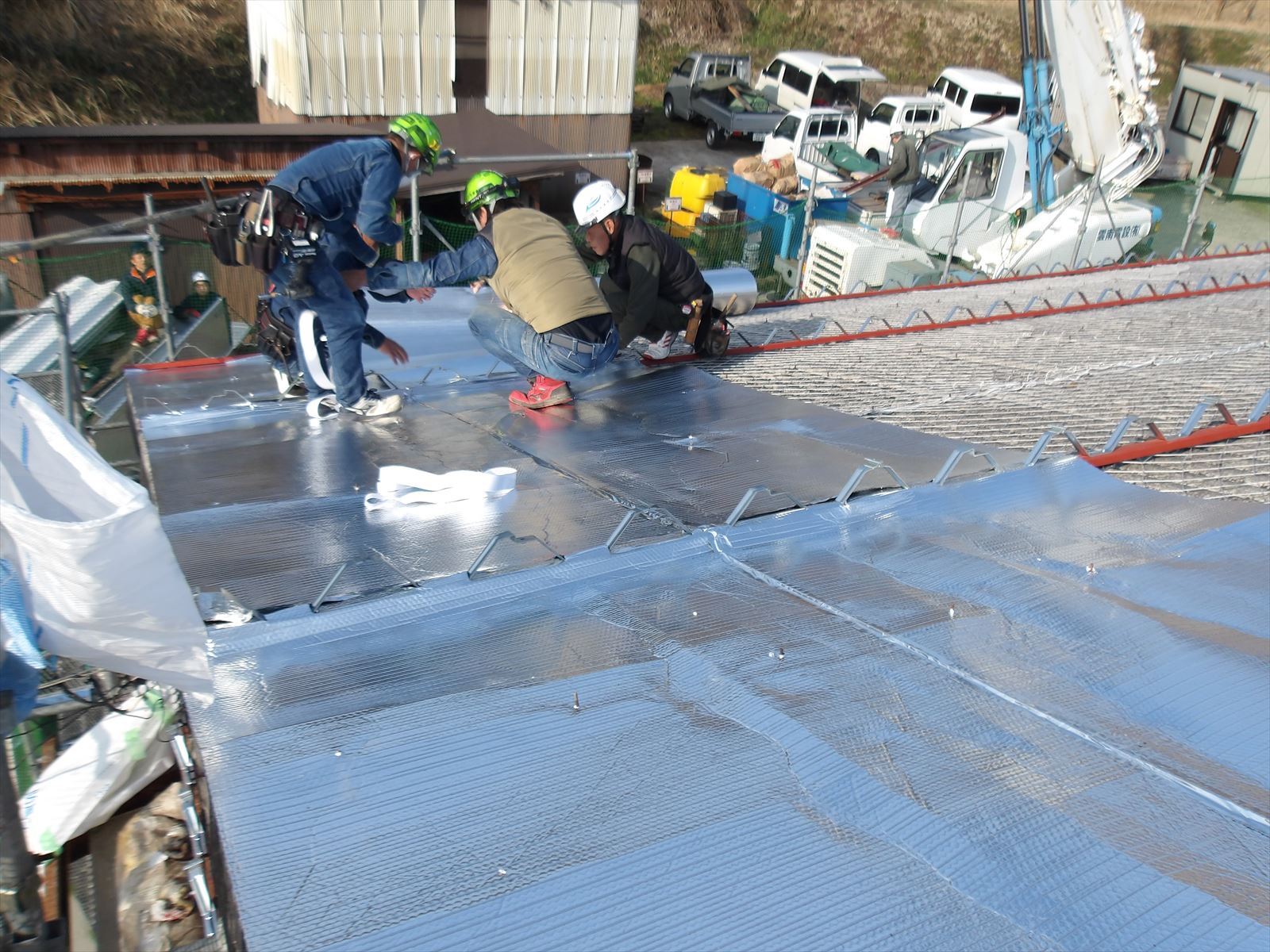”屋根・壁” 遮熱カバー工法<br>夏も冬も効果が出ました！追加施工が決定