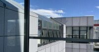 ガラス張りの渡り廊下の暑さ対策