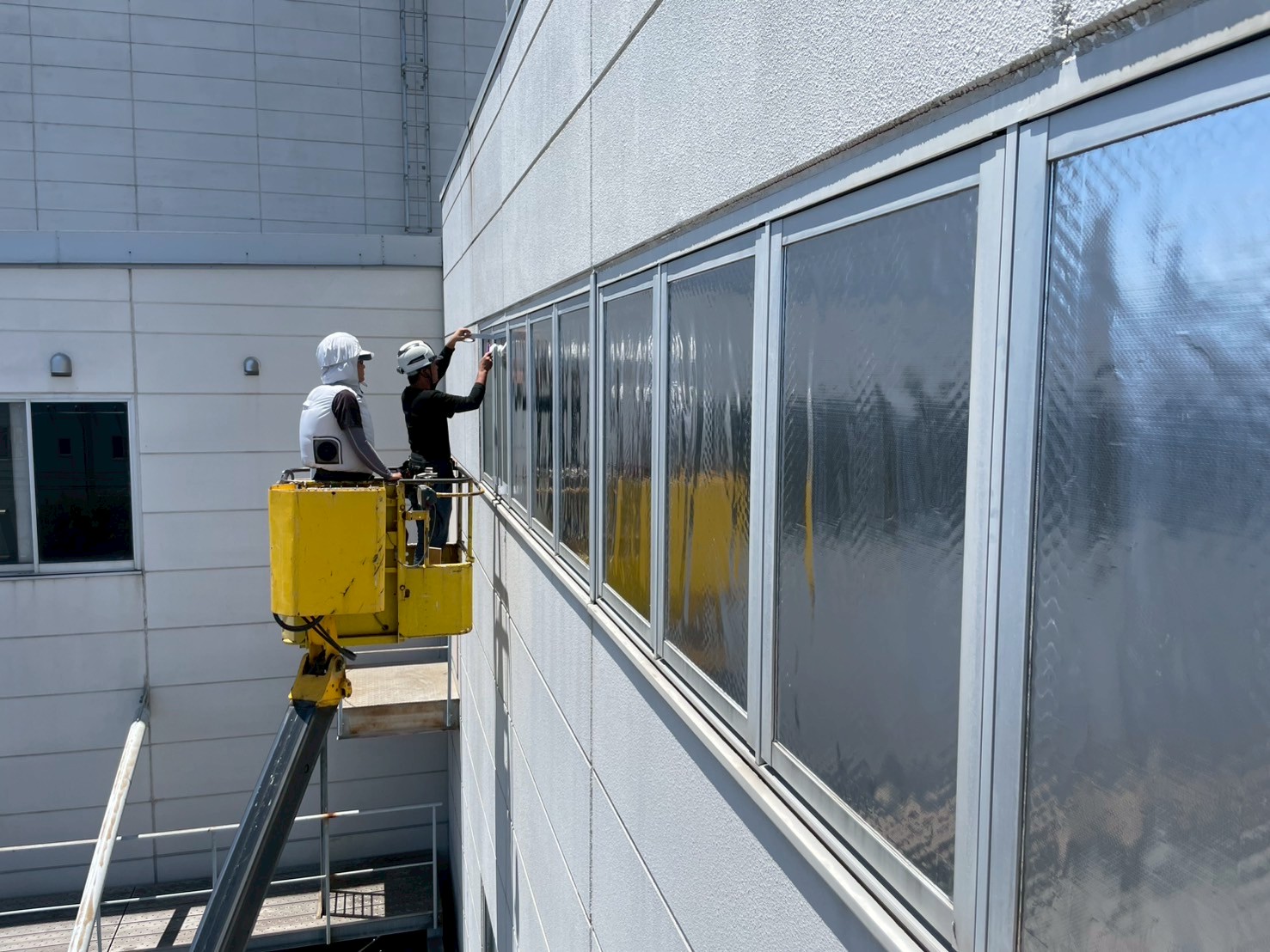 エアコンに頼らず 太陽光そのものを遮ることで窓際の暑さ改善