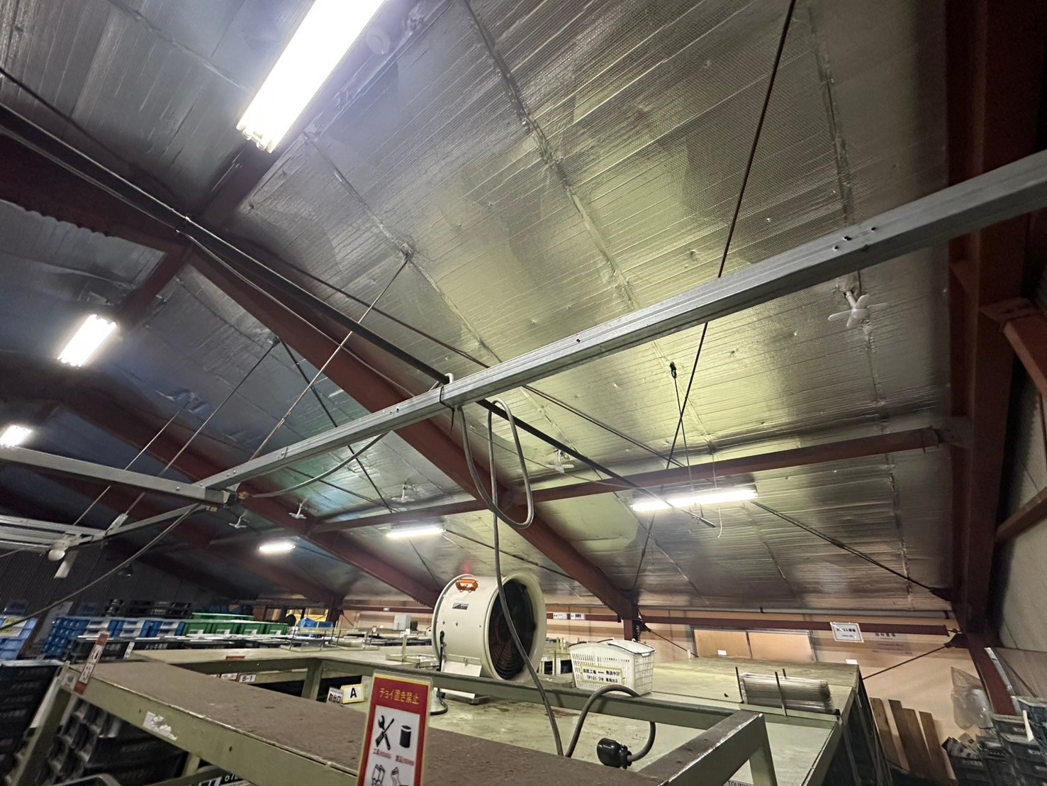 『エアコンをつけても汗ばむ』から『快適に仕事ができる』へ。低天井工場での劇的改善