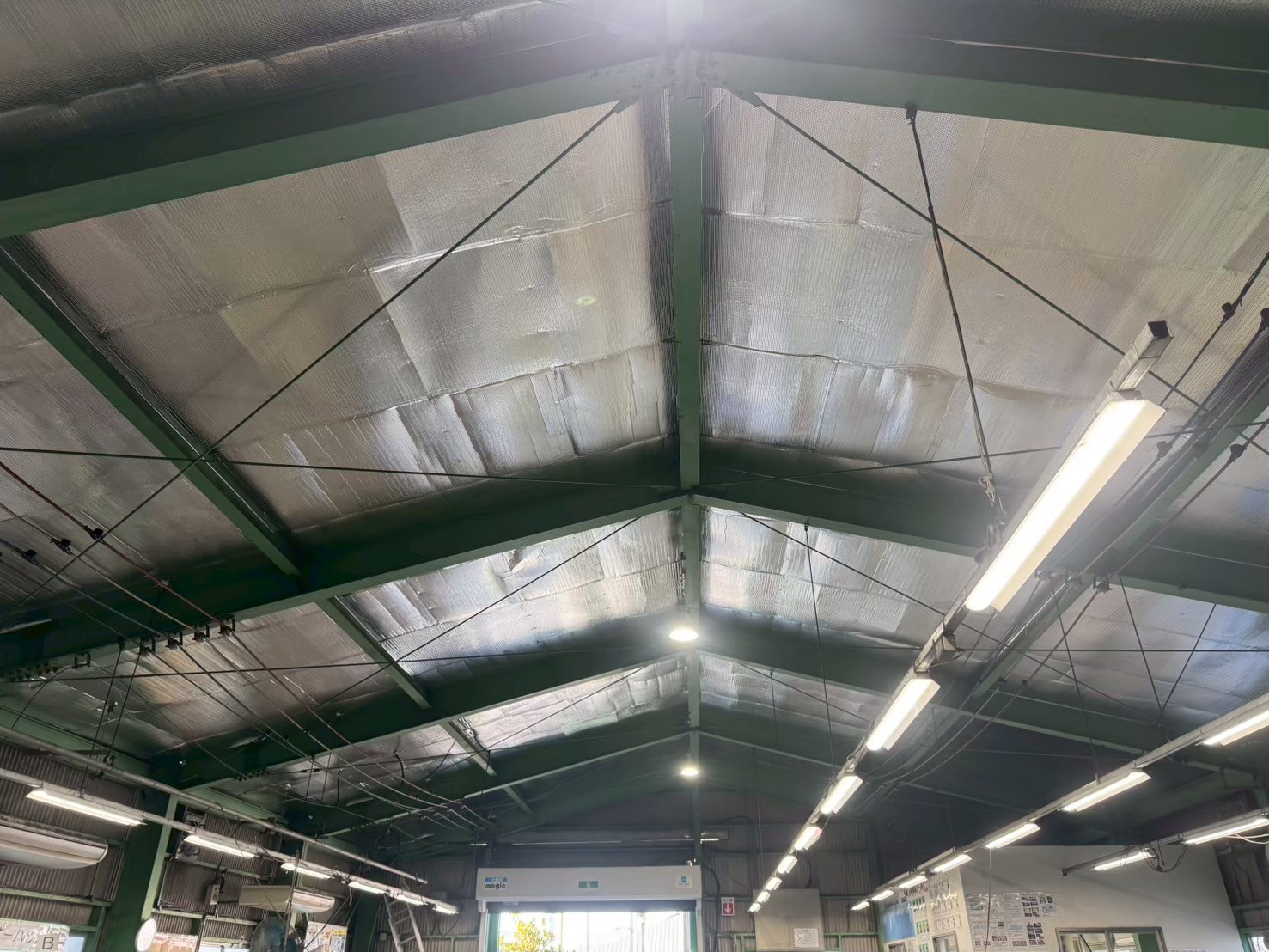 中二階など空調が効きにくい商品保管庫。屋根改修より効率的な遮熱対策を実現