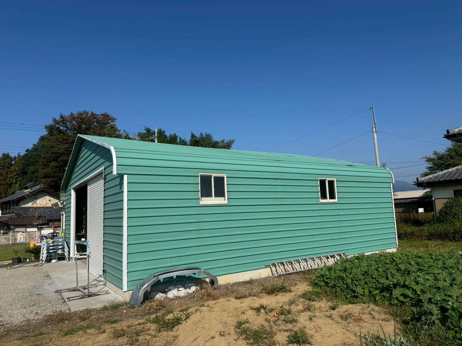 『シャッター開放でも室内温度が上昇』の金属製自動車整備店。職人の配慮が光る丁寧な施工で、夏が楽しみ