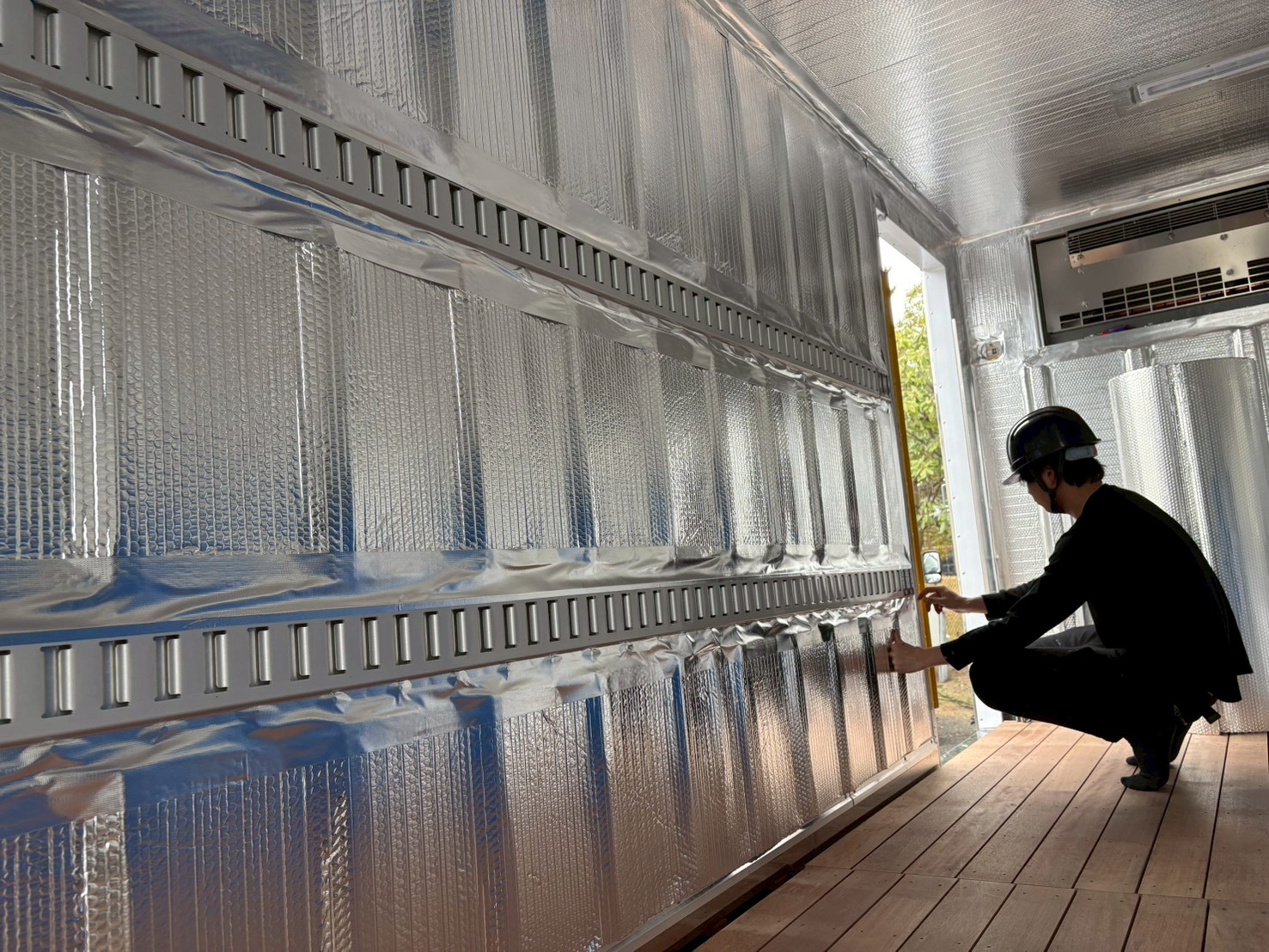 1日の施工で完了。冷凍トラックの外気の熱侵入を抑制