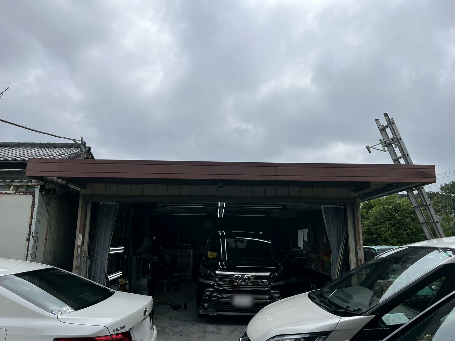 自動車板金塗装作業庫にサーモバリア スカイ工法　夏場の暑さ対策を3日間で完了