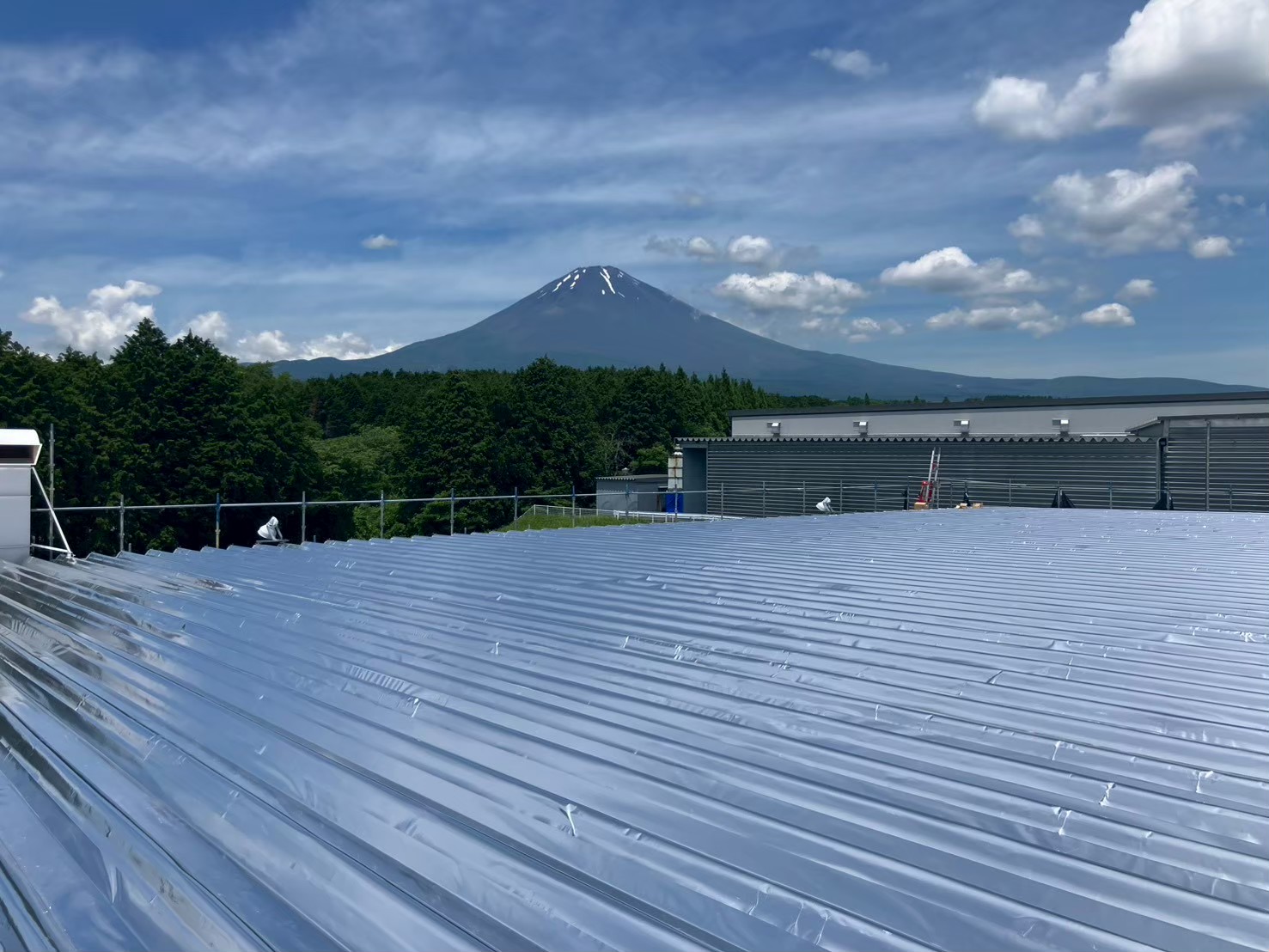 3,800㎡の大規模工場兼事務所にスカイ工法を施工　酷暑対策と電気代削減