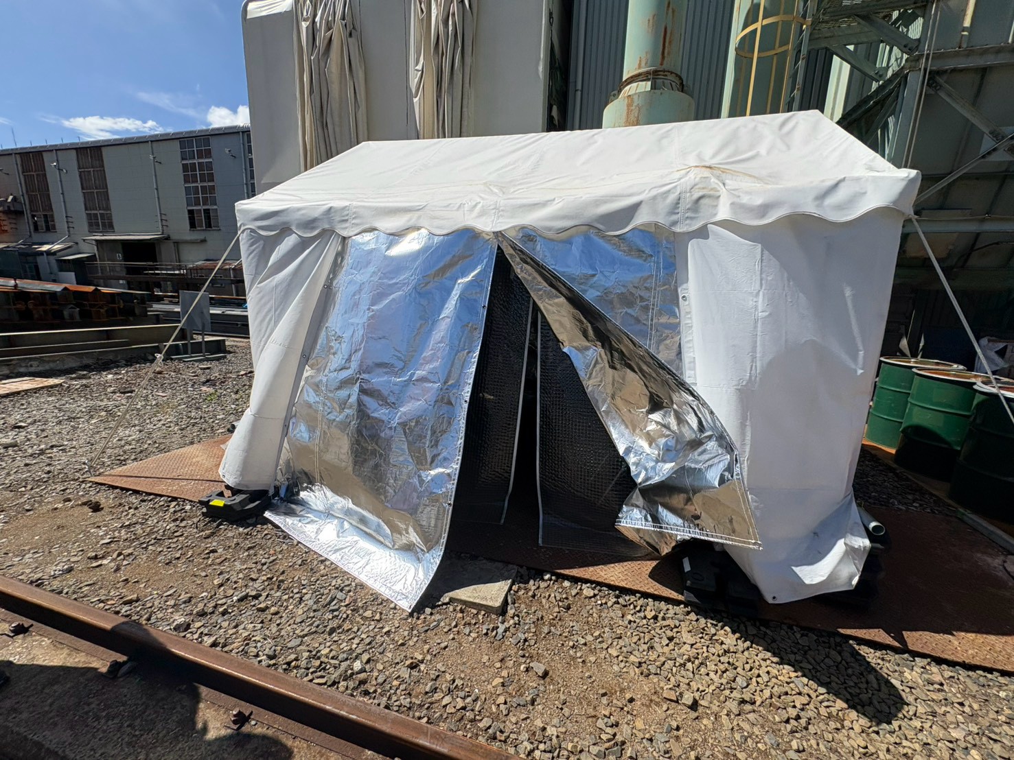 製鉄所の休憩テントに「サーモバリアフィット」を試験施工　屋根温度が約42℃→36℃に低下し、猛暑の休憩環境を改善